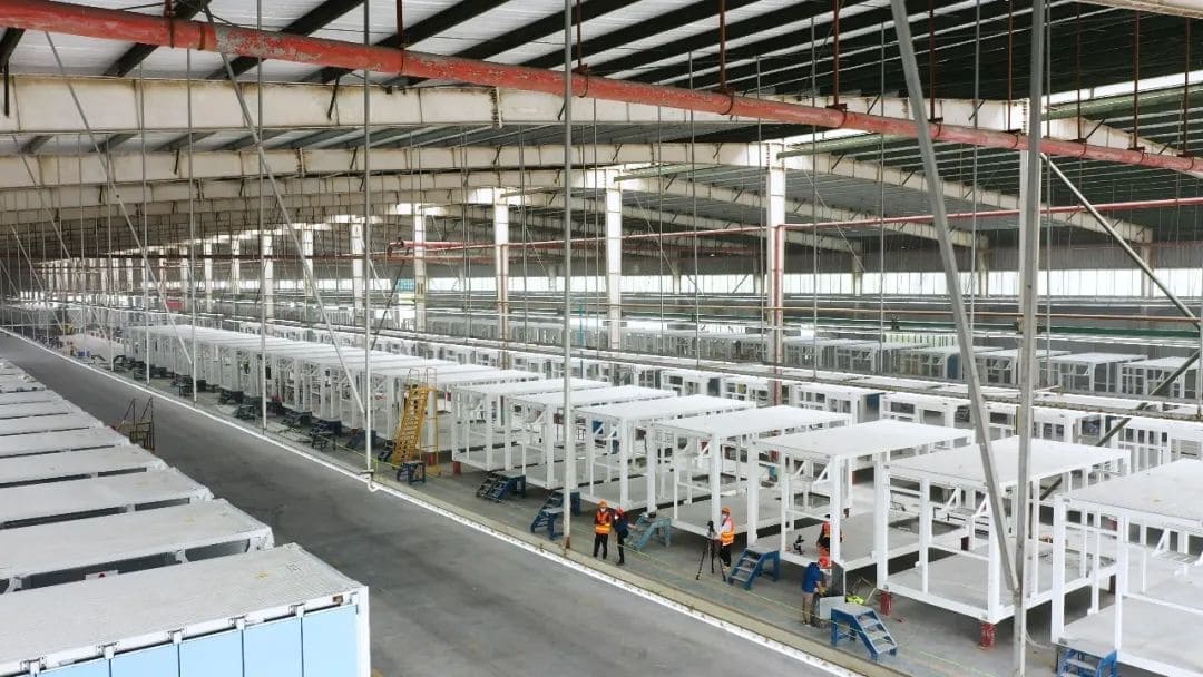 建筑模塊均先在工廠流水線上批量預制.jpg 建筑模塊均先在工廠流水線上批量預制.jpg